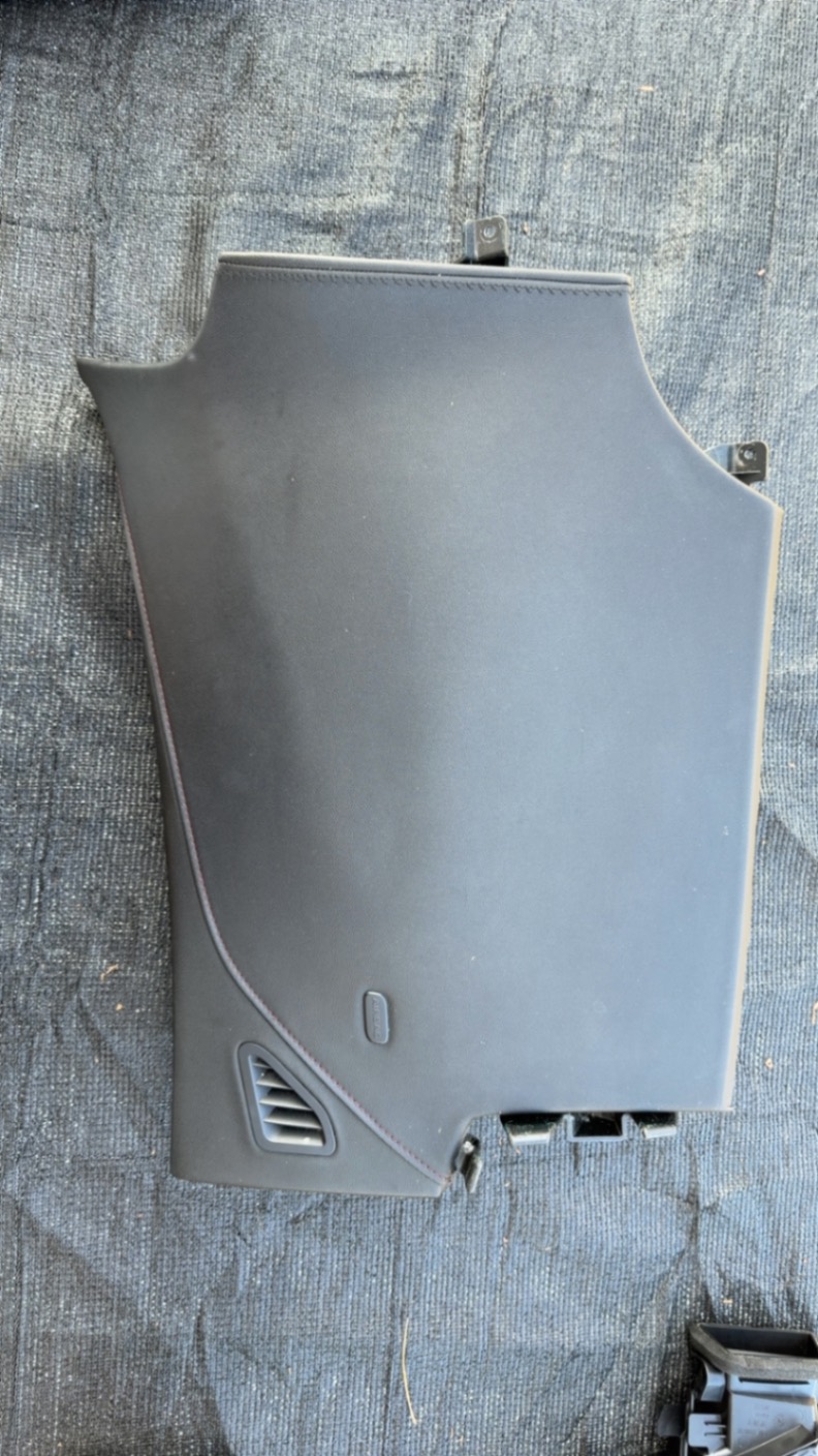 13 14 15 CADILLAC ATS RIGHT PASSENGER SIDE DASH BOARD DASHBOARD PANEL COVER Red photo 1